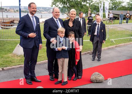 Oslo 20220622.Kronprinz Haakon von Norwegen, Prinz Albert II., Prinzessin Charlene von Monaco und die Kinder (rechts) Prinzessin Gabriella und Zwillingsbruder Jacques während der Eröffnung der Ausstellung «Segeln im Meer der Wissenschaft» im Fram Museum in Oslo. . Foto: Javad Parsa / NTB Stockfoto