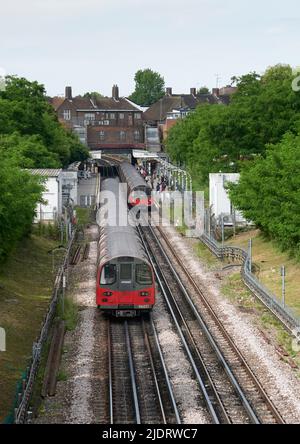 Züge von 1996 Fahrzeugen fahren in der Nähe der Kingsbury Station an der nachmittäglichen Londoner U-Bahn-Jubilee-Linie nach Stanmore (L) und Green Park (R) Stockfoto