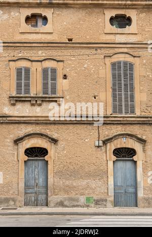 Felanitx, Spanien; Mai 27 2022: Alte verlassene Fabrik in einem Ruinenzustand in der mallorquinischen Stadt Felanitx, Spanien. Schließung von Fabriken in ländlichen Gebieten Stockfoto