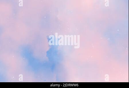 Abstraktes pastellblaues, rosa und violettes Aquarell mit weißen Flecken. Aquarell-Farbanschnitt und Farbflecken. Gemischte Farben und Galaxieneffekt. Grunge Stockfoto