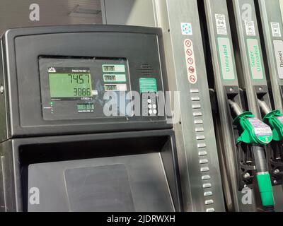 Benzinpumpenanzeige an der Morrisons Tankstelle mit einem Rekordpreis von 1,91 Pfund pro Liter. Stone, Staffordshire, Großbritannien, Juni 23 2022. Stockfoto