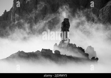 Sonnenlicht bei Sonnenaufgang. Felsenspitze und Wolken. Monte Paterno in den Sextener Dolomiten. Italienische Alpen. Europa. Schwarz-weiße Landschaft. Stockfoto