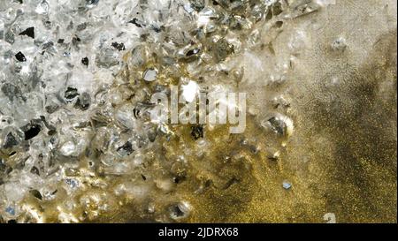 Ästhetisches abstraktes Gold, flüssiger Farbhintergrund, Harzmalerei mit strahlender Glasmalerei, Kunstwerk mit abstrakter Kunst. Acrylmalerei, stille Farbe. Zusammenfassung Stockfoto