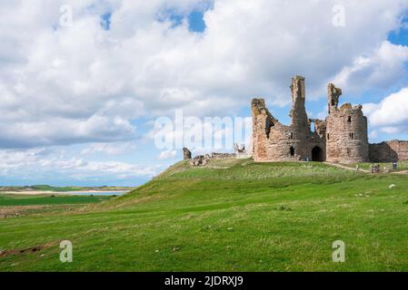 Burgruinen in Großbritannien, Blick auf das zerstörte Dunstanburgh Castle aus dem 14.. Jahrhundert an der Küste von Northumberland in der Nähe von Embleton Bay, England Stockfoto