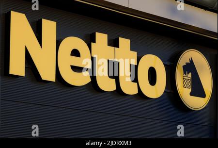 Posen, Polen. 22. Juni 2022: Netto-Schild an einer Wand. Netto ist ein dänischer Discounter-Supermarkt, der in mehreren europäischen Ländern tätig ist. Stockfoto