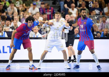 Von links nach rechts Thiagus PETRUS (Barca), Bjarte MYRHOL (KI), Timothey N'GUESSAN (Barca) Duelle, Action, Handball Champions League Finale 4, Halbfinale, THW Kiel (KI) gegen FC Barcelona (Barca) 30:34, am 18. Juni 2022 in Köln/Deutschland. Â Stockfoto