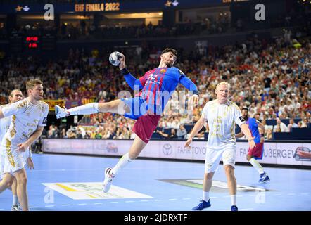 Von links nach rechts Jacobsen Magnus LANDIN (KI), Ludovic FABREGAS (Barca), Patrick WIENCEK (KI), Wurf, Duelle, Aktion, Handball Champions League Finale 4, Halbfinale, THW Kiel (KI) gegen FC Barcelona (Barca) 30: 34, am 18. Juni 2022 in Köln. Â Stockfoto