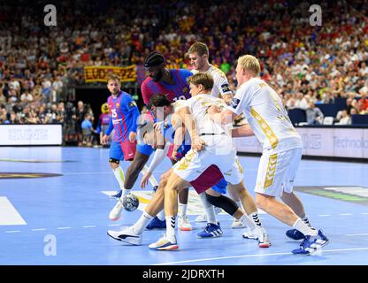 Von links nach rechts Youssef BEN ALI (Barca), Domagoj DUVNJAK (KI), Dika MÄNNER (Barca), Rune DAHMKE (KI), Jacobsen Magnus LANDIN (KI), Patrick WIENCEK (KI) Duelle, Action, Handball Champions League Finale 4, Semifinale, THW Kiel (KI) gegen FC Barcelona (Barca) 30:34, am 18.. Juni 2022 in Köln. Â Stockfoto