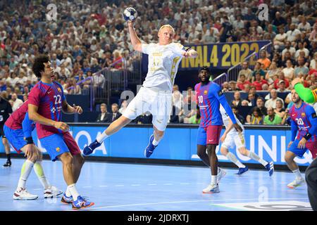 Von links nach rechts Thiagus PETRUS (Barca), Patrick WIENCEK (KI), Dika MÄNNER (Barca), Wurf, Duelle, Aktion, Handball Champions League Finale 4, Halbfinale, THW Kiel (KI) gegen FC Barcelona (Barca) 30:34 , am 18. Juni 2022 in Köln. Â Stockfoto