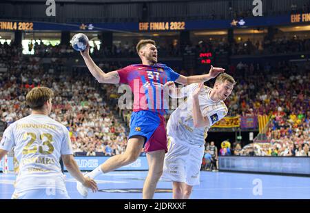 Von links nach rechts Rune DAHMKE (KI), Haniel LANGARO INOUE (Barca), Jacobsen Magnus LANDIN (KI) Wurf, Duelle, Action, Handball Champions League Finale 4, Halbfinale, THW Kiel (KI) gegen FC Barcelona (Barca) 30: 34, am 18. Juni 2022 in Köln/Deutschland. Â Stockfoto