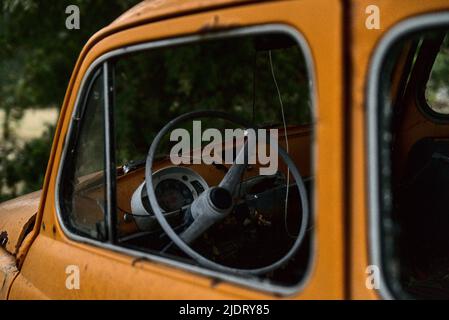 Ein alter rostiger oranger fiat Stockfoto