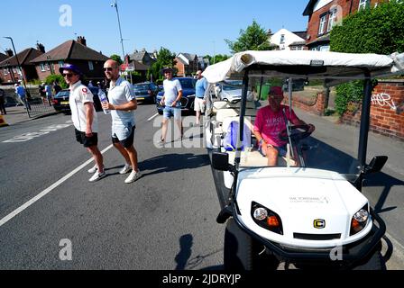 Ein Mitglied des Yorkshire County Cricket Club Teams bringt Fans in einem Golfwagen vor dem dritten LV= Insurance Test Series Match im Emerald Headingley Stadium, Leeds, auf den Boden. Bilddatum: Donnerstag, 23. Juni 2022. Stockfoto