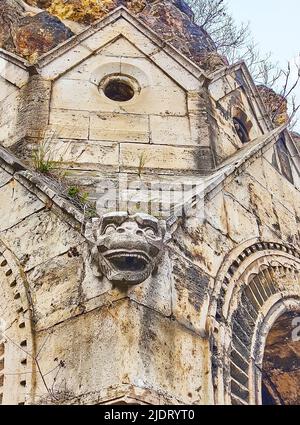 Animalische Wasserspeier schmücken die Wand eines kleinen Pavillons der Felskapelle des Pauline-Klosters, Budapest, Ungarn Stockfoto