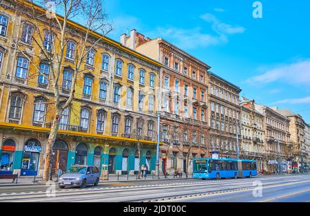 BUDAPEST, UNGARN - 27. FEB 2022: Erkunden Sie historische Architektur am Museum Boulevard in Pest, am 27. Feb in Budapest Stockfoto