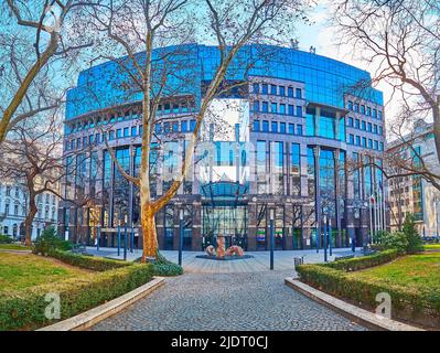 BUDAPEST, UNGARN - 27. FEBRUAR 2022: Das moderne Glasgebäude des Bank Center am Liberty Square, am 27. Februar in Budapest Stockfoto