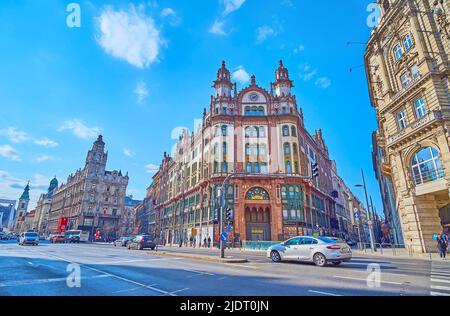 BUDAPEST, UNGARN - 27. FEBRUAR 2022: Die Lajos Kossuth Avenue mit eindrucksvoller Fassade des historischen Brudern-Hauses und einem der Clotilde-Paläste im Hintergrund Stockfoto