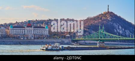 Das Stadtbild mit Binnenschiff auf der Donau, Gellert Hotel und Thermalbad, Gellert Hill und Freiheitsbrücke, Budapest, Ungarn Stockfoto