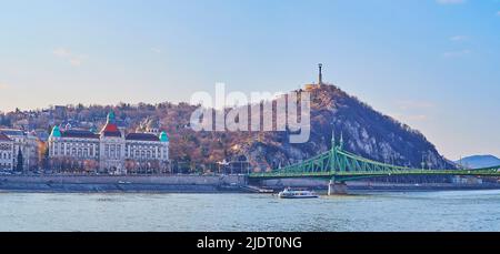 Panorama der Donau mit Gellert-Thermalbädern und Hotelkomplex, Gellert-Hügel und Freiheitsbrücke, Budapest, Ungarn Stockfoto