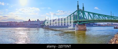 Panorama der Donau mit Sonnenweg und historischer Jugendstil-Freiheitsbrücke aus grünem Metall, Budapest, Ungarn Stockfoto