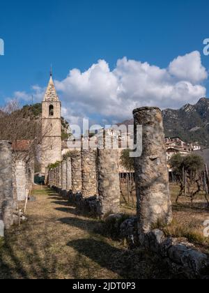 Blick auf 30 historische Säulen aus der Dorfkirche mit Glockenturm von Villars-sur-Var in der Provinz Alpen-Maritimes im Südosten Frankreichs. Stockfoto