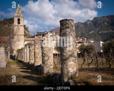 Blick auf 30 historische Säulen aus der Dorfkirche mit Glockenturm von Villars-sur-Var in der Provinz Alpen-Maritimes im Südosten Frankreichs. Stockfoto