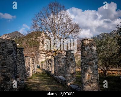 Blick auf 30 historische Säulen aus der Dorfkirche mit Glockenturm von Villars-sur-Var in der Provinz Alpen-Maritimes im Südosten Frankreichs. Stockfoto