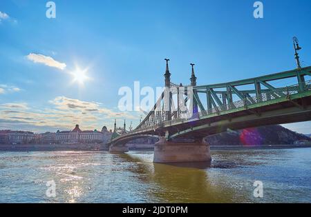 Das sonnige Wetter auf der Donau mit Blick auf den Sonnenweg auf der Wasseroberfläche und die malerische grüne Freiheitsbrücke, Budapest, Ungarn Stockfoto