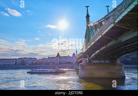 Das Stadtbild mit einer Touristenfähre auf der Donau, dem Gellert Hotel und den Thermalbädern und der Freiheitsbrücke, Budapest, Ungarn Stockfoto