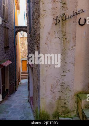 Gewölbter Durchgang durch die mittelalterlichen Straßen des Dorfes Provençal Villars-sur-Var in den Seealpen im Südosten Frankreichs Stockfoto