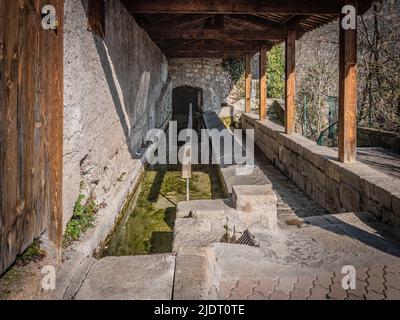 Öffentliche Waschküche im Dorf häufig der Ort von Menschen, die Kleidung waschen und mit Bergquellwasser ausgestattet in der Provence, Frankreich Stockfoto