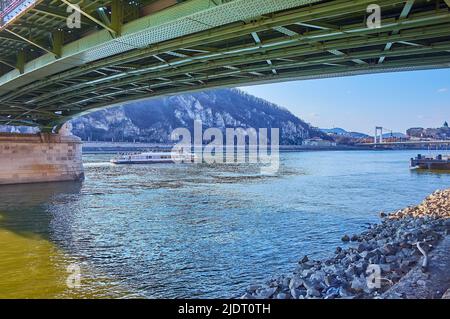 Der Blick auf die Donau, die Elisabethbrücke und die Budaer Burg unter der grünen Freiheitsbrücke, Budapest, Ungarn Stockfoto