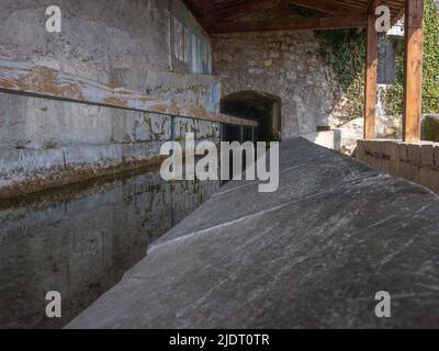 Dorf öffentliche Wäscherei häufig der Ort der Menschen Wäsche waschen und mit Bergquellwasser eingerichtet Stockfoto