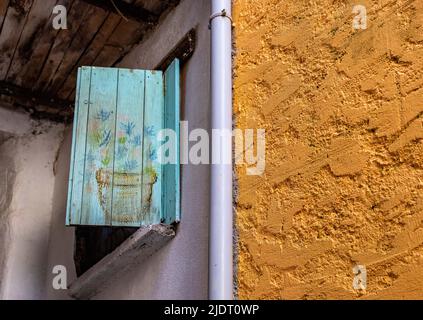 In einem Haus im Dorf Villars-sur-Var in Provençal in den Seealpen im Südosten Frankreichs ist ein mit Blumen bemalter Haushaltsladen zu sehen Stockfoto