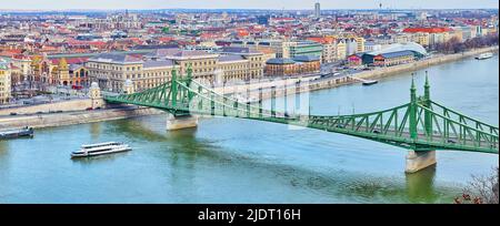 Panorama der Donau mit Freiheitsbrücke, Corvinus-Universität, Balna-Zentrum und zahlreichen roten Ziegeldächern von Pest, Budapest, Ungarn Stockfoto