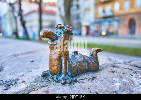 BUDAPEST, UNGARN - 27. FEBRUAR 2022: Die kleine Comic-Figur Fokukac Skulptur von Kolodko am Ufer der Donau, am 27. Februar in Budapest Stockfoto