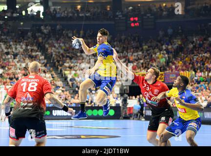 Von links nach rechts Andreas NILSSON (Vesz), Daniel DUJSHEBAEV (Kielce), Patrik LIGETVARI (Vesz), Dylan NAHI (Kielce) Duelle, Action, Handball Champions League Finale 4, Halbfinale, Telekom Veszprem HC gegen Lomza Vive Kielce 35:37, am 18. Juni 2022 in Köln/Deutschland. Â Stockfoto