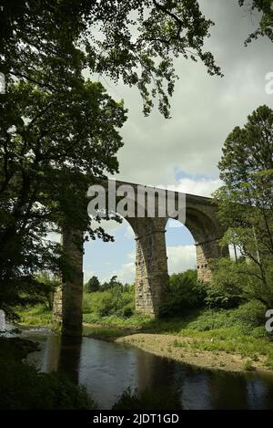 Viadukt über einem Fluss Stockfoto