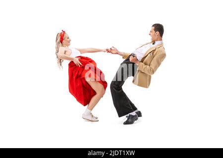 Erstaunt junge Mann und Frau in Retro-Stil Outfits tanzen lindy Hop isoliert auf weißem Hintergrund. Kunst, Musik, Mode, Stilkonzept Stockfoto