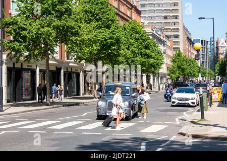 London - 2022. Mai: Sloane Street, ein gehobenes Einkaufsziel in knightsbridge / Chelsea und Kensington in London Stockfoto