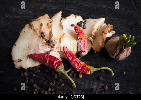 Salo mit Gewürzen, Knoblauch und rotem Pfeffer Stockfoto