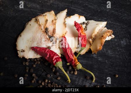 Salo mit Gewürzen und rotem Pfeffer Stockfoto