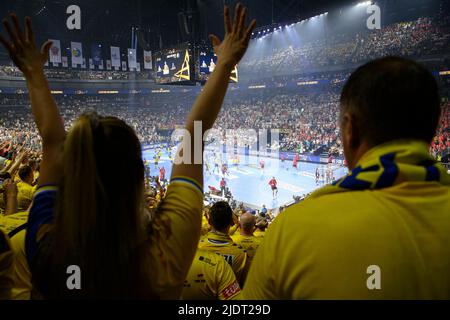 Handballfans feiern ihre Mannschaften und die Rückkehr in die Lanxess Arena Kielce Fans Handball Champions League Finale vier Halbfinale Telekom Veszprem HC gegen Lomza Vive Kielce 35:37 am 18.. Juni 2022 in Köln/Deutschland. Â Stockfoto