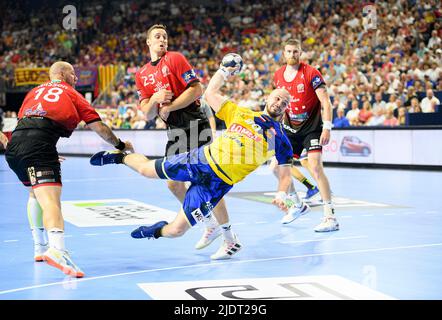 Köln, Deutschland. 18.. Juni 2022. Von links nach rechts Andreas NILSSON (Vesz), Patrik LIGETVARI (Vesz), Artsem KARALEK (Kielce) Wurf, Duelle, Action, Handball Champions League Finale 4, Halbfinale, Telekom Veszprem HC gegen Lomza Vive Kielce 35:37, am 06/18/2022 in Köln/Deutschland. â Credit: dpa/Alamy Live News Stockfoto