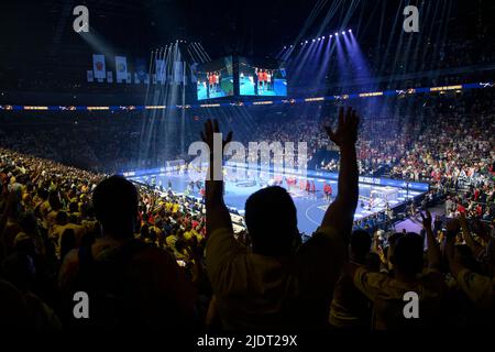 Handballfans feiern ihre Mannschaften und die Rückkehr in die Lanxess Arena Kielce Fans Handball Champions League Finale vier Halbfinale Telekom Veszprem HC gegen Lomza Vive Kielce 35:37 am 18.. Juni 2022 in Köln/Deutschland. Â Stockfoto