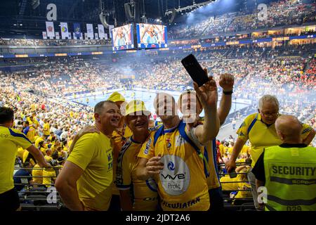 Handballfans feiern ihre Mannschaften und die Rückkehr in die Lanxess Arena, Kielce-Fans machen am 18.. Juni 2022 in Köln ein Selfie, Handball Champions League Finale 4, Halbfinale, Telekom Veszprem HC gegen Lomza Vive Kielce 35:37. Â Stockfoto