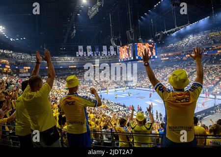 Handballfans feiern ihre Mannschaften und die Rückkehr in die Lanxess Arena Kielce Fans Handball Champions League Finale vier Halbfinale Telekom Veszprem HC gegen Lomza Vive Kielce 35:37 am 18.. Juni 2022 in Köln/Deutschland. Â Stockfoto