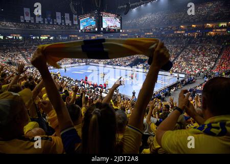 Jubel der Kielce-Fans in der Lanxess Arena, Übersicht, Handball Champions League Finale 4, Halbfinale, Telekom Veszprem HC gegen Lomza Vive Kielce 35:37, am 18.. Juni 2022 in Köln. Â Stockfoto