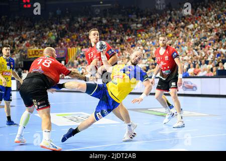 Köln, Deutschland. 18.. Juni 2022. Von links nach rechts Andreas NILSSON (Vesz), Patrik LIGETVARI (Vesz), Artsem KARALEK (Kielce) Wurf, Duelle, Action, Handball Champions League Finale 4, Halbfinale, Telekom Veszprem HC gegen Lomza Vive Kielce 35:37, am 06/18/2022 in Köln/Deutschland. â Credit: dpa/Alamy Live News Stockfoto