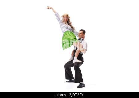 Erstaunt junge Mann und Frau in Retro-Stil Outfits tanzen lindy Hop isoliert auf weißem Hintergrund. Kunst, Musik, Mode, Stilkonzept Stockfoto