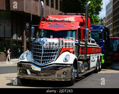 Ein International Trucks Lonestar Bergungswagen UK registriert von Neil Yates Recovery in Victoria Street London England Großbritannien, der einen defekten LKW schleppt Stockfoto